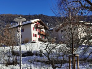 Himmel, Gebäude, Schnee, Fenster, Pflanze, Baum, Steigung, Haus, Berg, Natürliche Landschaft