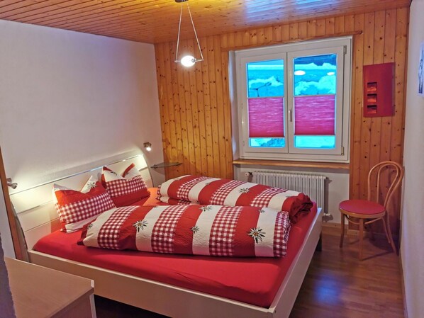 Möbel, Gebäude, Eigentum, Komfort, Holz, Interior Design, Bettrahmen, Beleuchtung, Kissen, Schatten