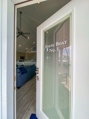 Let me introduce you to Baydream (Houseboat 1)