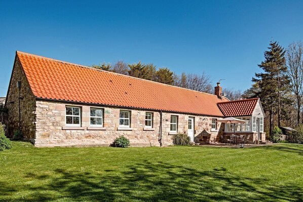 Berryburn Cottage - with fully enclosed lawned garden