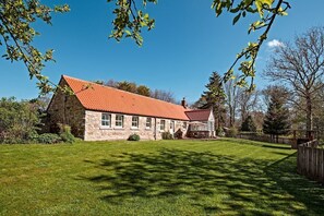 Berryburn Cottage - the prettiest spot with large lawn
