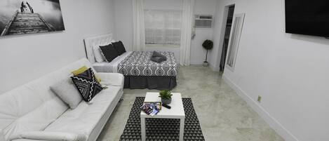 Come enjoy a charming, renovated Studio apartment in a 4-plex tropical home.