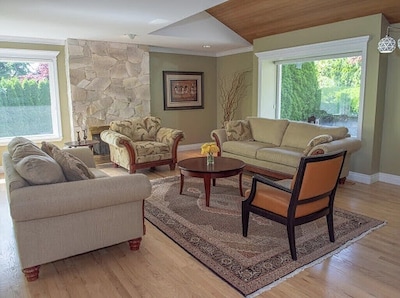 Beautiful house with gorgeous view , Jacuzzi and Deck with barbecue