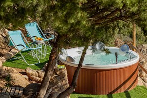 Villa for rent in northern Sardinia with outdoor Jacuzzi, surrounded by greenery.