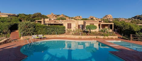 Panoramic view and shared pool in Costa Paradiso.