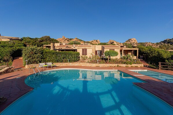 Panoramablick und Gemeinschaftspool in Costa Paradiso.