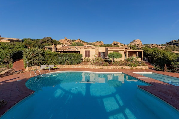 Panoramic view and shared pool in Costa Paradiso.