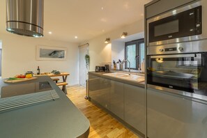 The Stables, St Agnes. Fully equipped kitchen with high gloss units