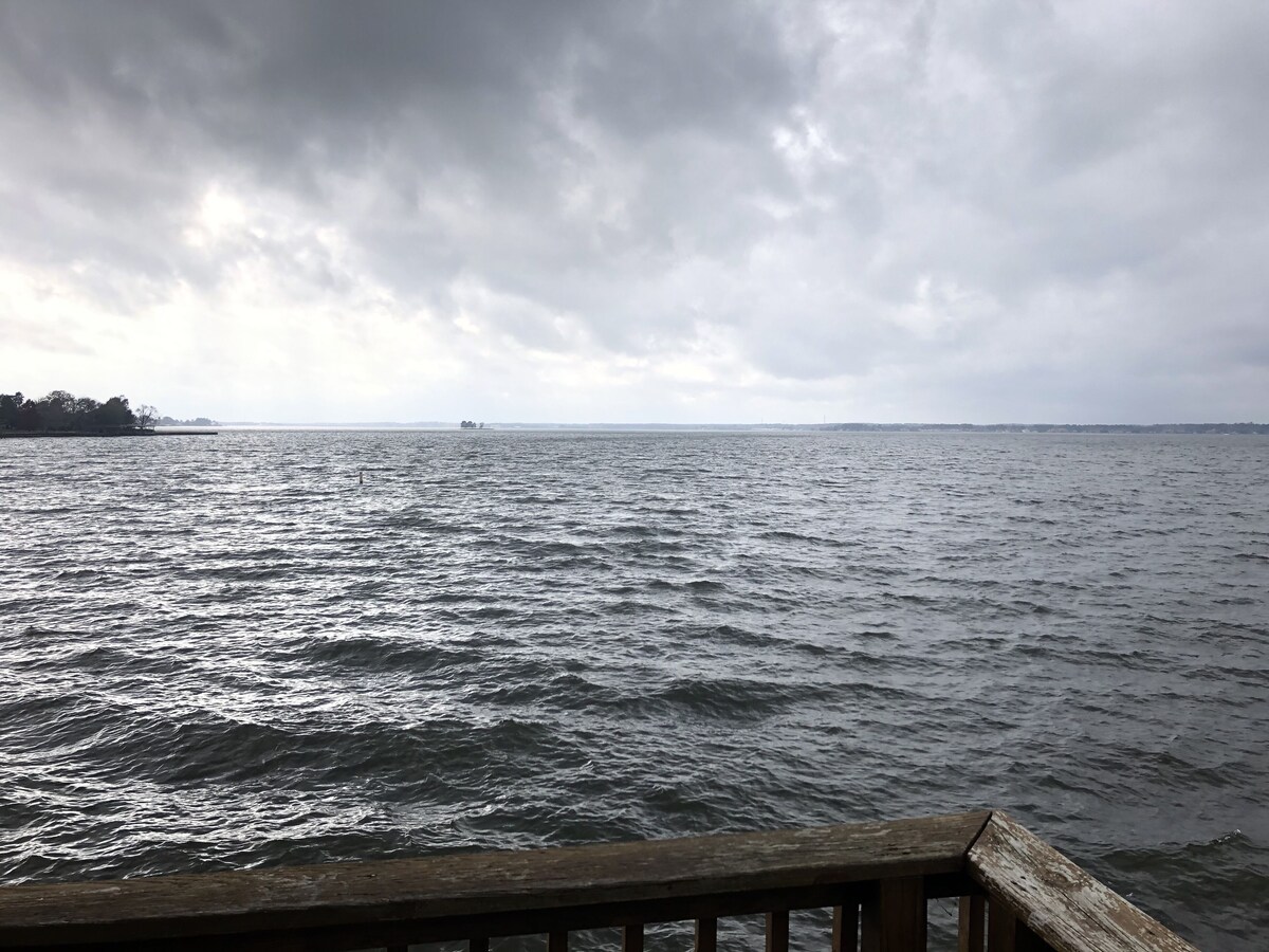 Fish,Drink,Eat,Party right of your private balcony!<br>Ski and boat rental at marin