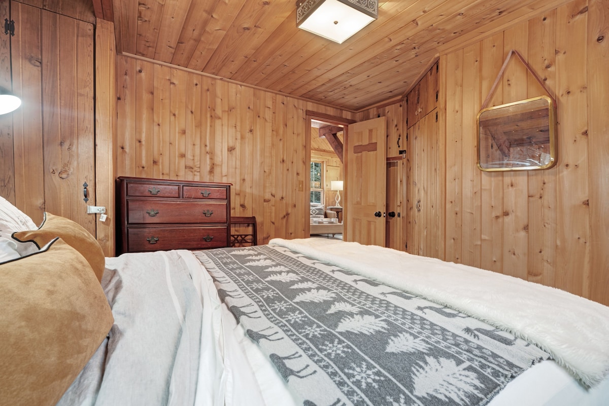 Secluded dog-friendly chalet in the woods w/fireplace, jetted tub, deck, & grill