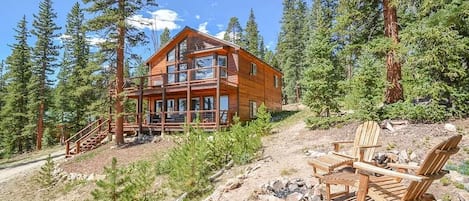 Cabin w/ arcade & hot tub.  Located on 1 ac surrounded by trees and mtn views