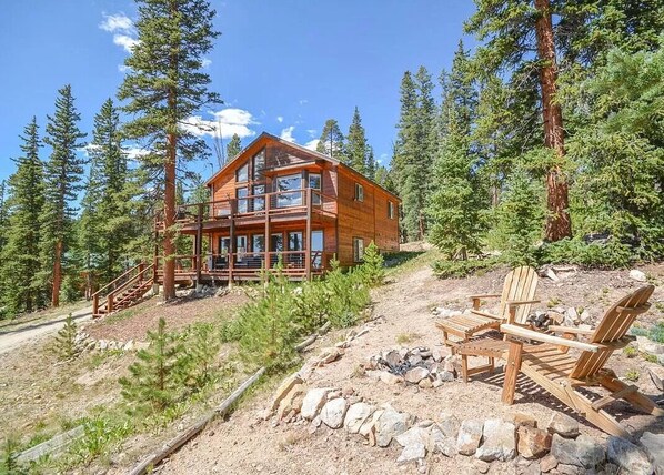 Cabin w/ arcade & hot tub.  Located on 1 ac surrounded by trees and mtn views