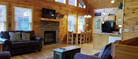 Welcome to Canoe Crossing - 3 bedroom, 3 bath cabin in Pigeon Forge