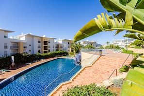 The swimming pool at the Encosta Da Orada complex is available to our guests.