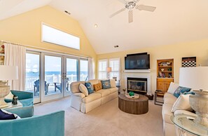 Great Room w/Flat Screen TV