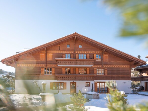 Himmel, Gebäude, Eigentum, Fenster, Pflanze, Haus, Die Architektur, Holz, Hütte, Fassade