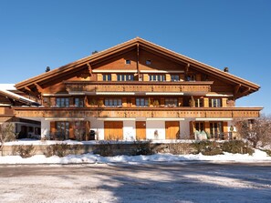 Plante, Bâtiment, Ciel, Fenêtre, Neige, Maison, Arbre, Pente, Bois, Chalet