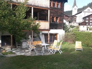 Pflanze, Gebäude, Eigentum, Fenster, Tabelle, Stuhl, Tisch Im Freien, Haus, Wohngebiet, Grundeigentum