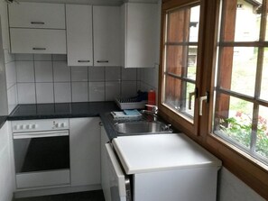 Cabinetry, Eigentum, Gebäude, Fenster, Küchengerät, Countertop, Herd, Küche, Haus