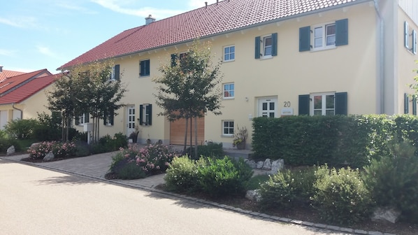 Unser Haus von Osten, rechte  Haustüre , 1. Stock rechts