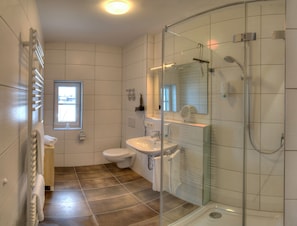 geräumiges Bad mit Fenster und Fussboden- und HandtuchHeizung