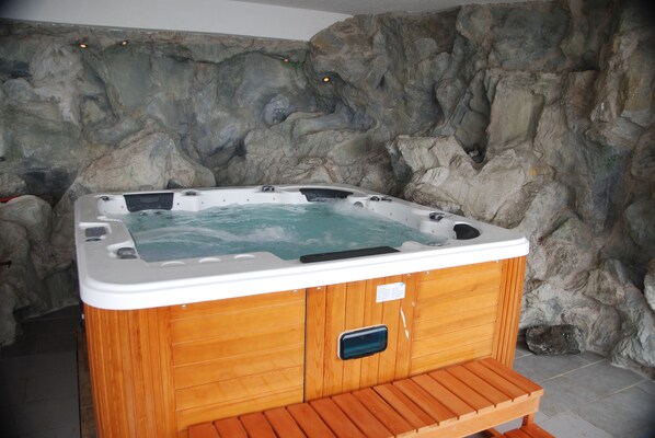 Indoor spa tub