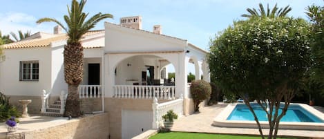 Stunning 4 bed Villa in Villamartin