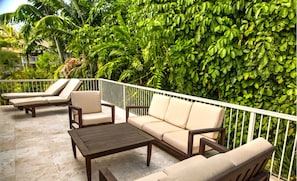 2nd Floor Outdoor Lanai Lush, Tropical & Cmfrotable