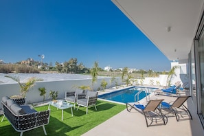 Large Garden with barbecue, seating area, sun loungers and private pool