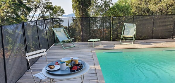 petit déjeuner au bord de l'eau, face à la mer