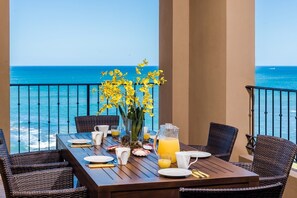 Have breakfast, catch some waves – all in one chill spot.