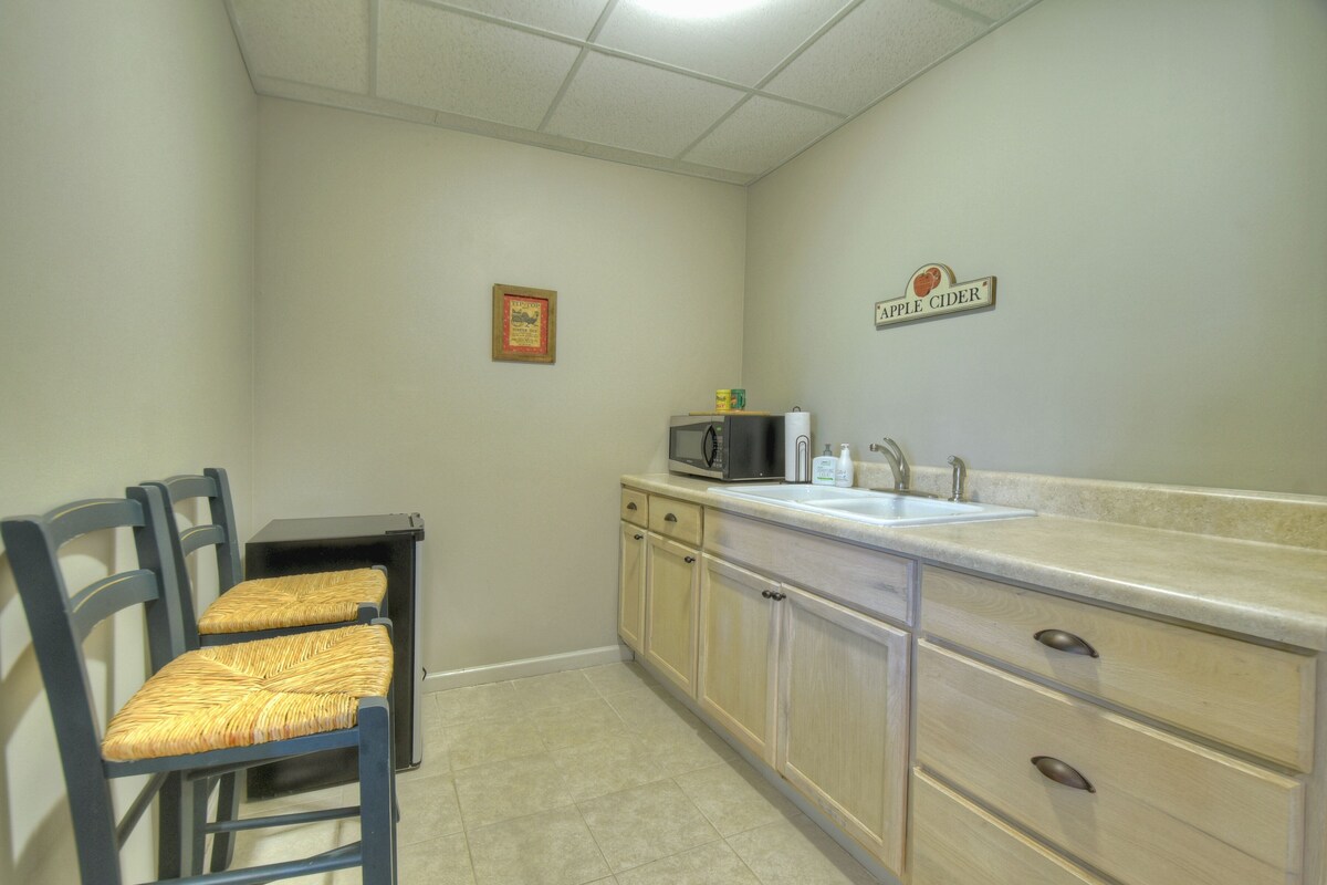 Linda’s Place – Charming Cabin with Hot Tub, Wifi, and Community Amenities!