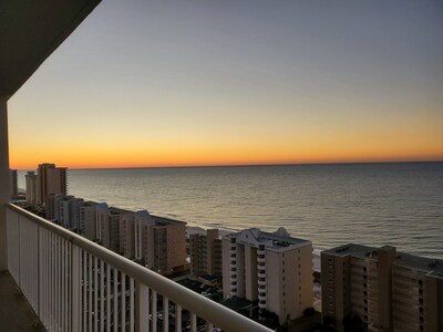 Awesome Panoramic Views from the 19th floor! 