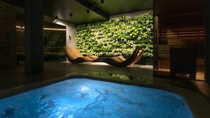 屋内スパ浴槽