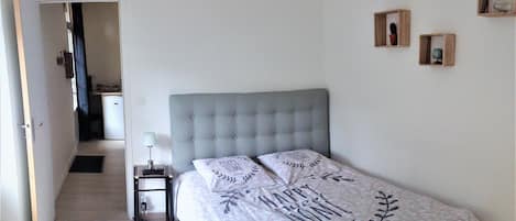 Chambre, lit avec oreillers à mémoire de forme