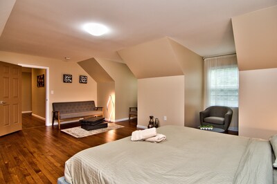 INDOOR POOL
HOUSE~UNIQUE DESIGN~MATURE GROUPS ONLY