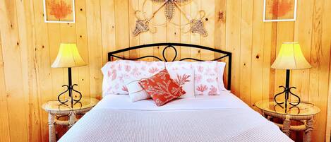 Queen bed with 100% cotton sheets
