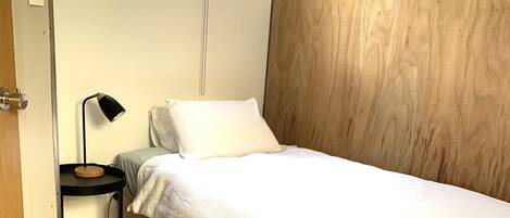 Spotless single room with own bathroom, micro, kettle and fridge.  Aircon.