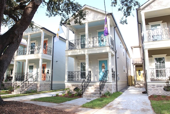 Beautiful New Construction with thoughtful décor for your perfect stay in New Orleans! Two blocks to the Canal Streetcar!