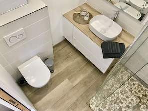 Ground floor - Bathroom 1 - Italian shower