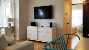 VIEW TO THE BEDROOM