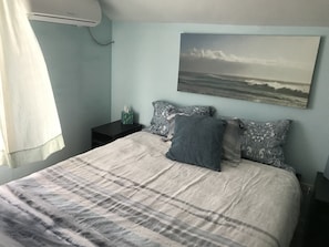 Queen bedroom, sunset views, Netflix TV, air conditioned