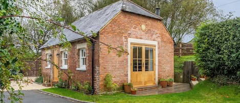 Inkpen Cottage is a detached, Grade II listed red brick building tucked away on Strawberry Hill Farm