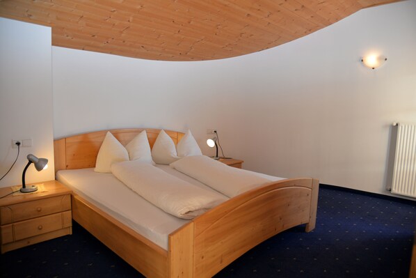 Schlafzimmer mit Doppelbett