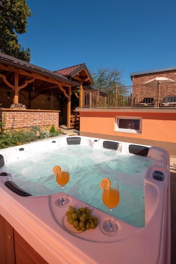 Outdoor spa tub