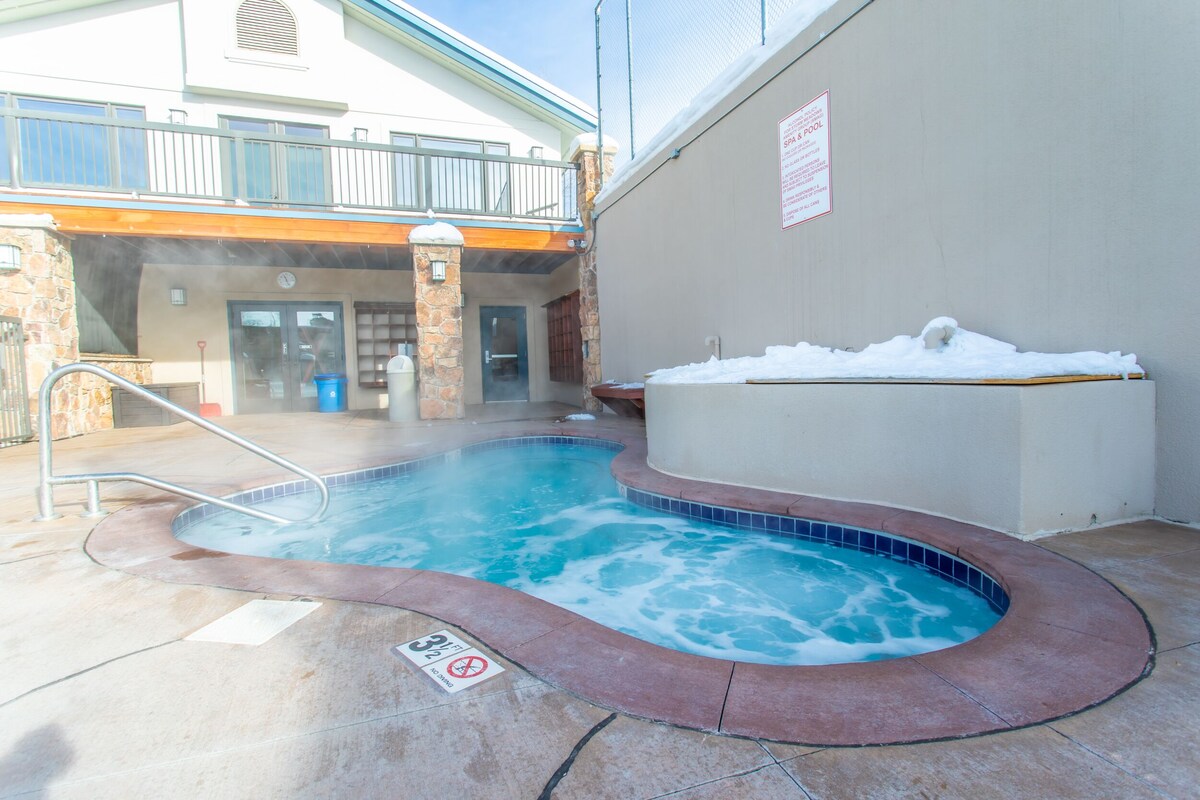 Ski-In/Ski-Out, Stunning Mountain Views, Hot Tub Access