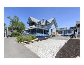 East Side Cobblestone Driveway, Patio and Courtyard