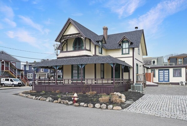Samoset Ave Driveway and Courtyard