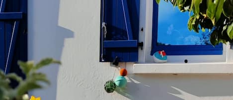 Maison de pêcheur traditionnelle bretonne posée sur un adorable jardin clos