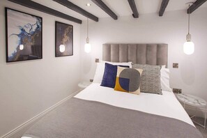 Burns Yard Apartment, Whitby - Host & Stay